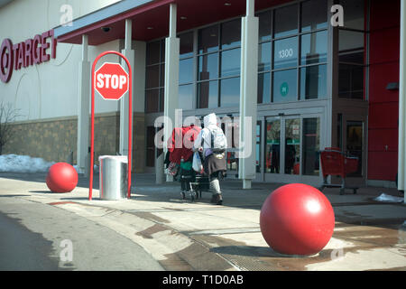 Obdachlosen drücken Korb mit gesammelten Ware durch Target Store gefüllt. St. Paul Minnesota MN USA Stockfoto
