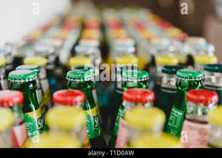 Valencia, Spanien - 2. März 2019: Gruppe von gesäumt Flaschen Sprite soft drinks. Stockfoto