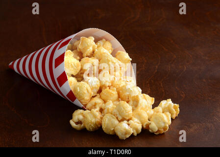 Karamell Popcorn in ein rot-weisses Papier Konus Stockfoto