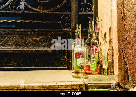 Valencia - Spanien, 16. März 2019: Der zerbrochene Flaschen Bier leer schmutzig die Straßen nach einem Festival. Stockfoto