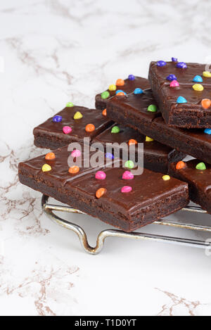 Closeup chocolate Brownies mit Süßigkeiten Stücke auf Kühlung Rack Stockfoto
