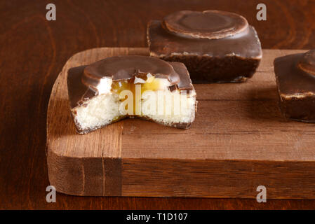 Closeup Schokolade Kuchen gefüllt mit Vanillecreme und Karamell Stockfoto