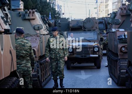 Gepanzerte Fahrzeuge sind vor dem militärischen Parade der nationalen Tag in Athen zu gedenken. Stockfoto