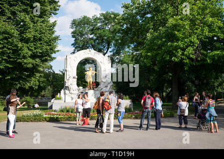 Johann Strauß II Denkmal im Stadtpark, Wien mit Touristen fotografieren an einem sonnigen Sommertag. Stockfoto