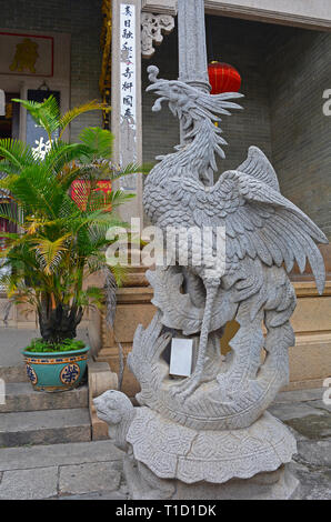 Drachen Statue auf dem Gelände des kantonesischen Aula (Quang Trieu) von kantonesischen Kaufleute aus dem Jahr 1885 in der historischen Altstadt von Hoi An, Vietnam Stockfoto