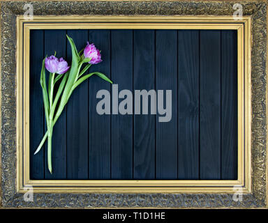 Rahmen mit Blumenmotiv Bild, Blumenstrauß aus schönen rosa Tulpen auf schwarzem Hintergrund, antiken Stil, freier Platz für Text. Stockfoto
