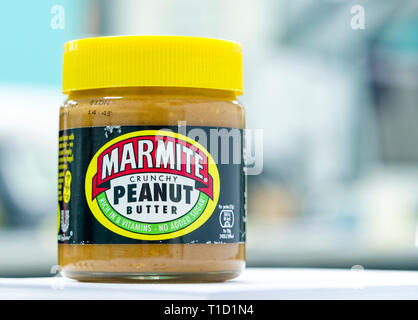 Glas Marmite Crunchy Peanut Butter, die ursprüngliche Marmite ist von Unilever und erstmals im Jahr 1902 ins Leben gerufen. Stockfoto