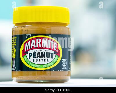 Glas Marmite Crunchy Peanut Butter, die ursprüngliche Marmite ist von Unilever und erstmals im Jahr 1902 ins Leben gerufen. Stockfoto