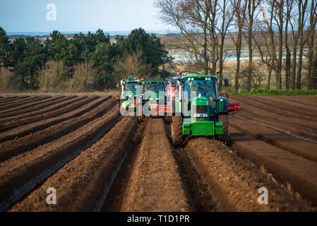 Traktoren, die tiefes Bett Gestaltung durch Aussaat die Felder in den frühen Quellen Zeit in Burnham Overy in Nord Norfolk, East Anglia, England, Großbritannien Stockfoto