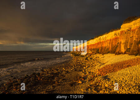 Klippen in der Nähe von Old Hunstanton Hunstantion auf Norfolk Küste, wo weiße Kreide Overlays rote Kalkstein in eine bunte Formation. Bekannt als die Süßigkeit Klippen. Stockfoto