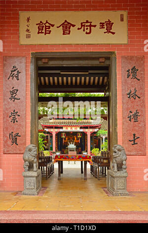 Wächterlöwen oder Foo Hunde am Eingang zum historischen Hainan Montagehalle in der UNESCO-Zentrale vietnamesischen Stadt Hoi An Stockfoto