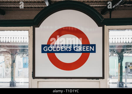 London, UK, 16. März 2019: Station name Zeichen im Freien auf der Plattform der Golders Green Tube Station. Die Londoner U-Bahn ist die älteste U-Rai Stockfoto