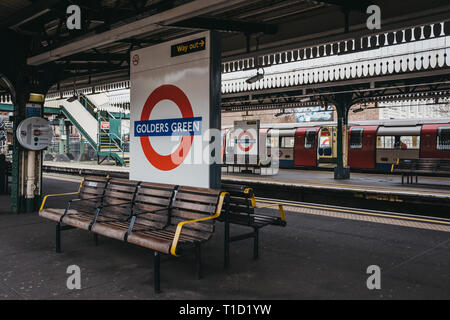 London, UK, 16. März 2019: Station name Zeichen im Freien auf der Plattform der Golders Green Tube Station. Die Londoner U-Bahn ist die älteste U-Rai Stockfoto