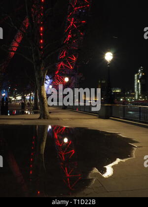 London Eye in einer Pfütze widerspiegelt - London Stockfoto