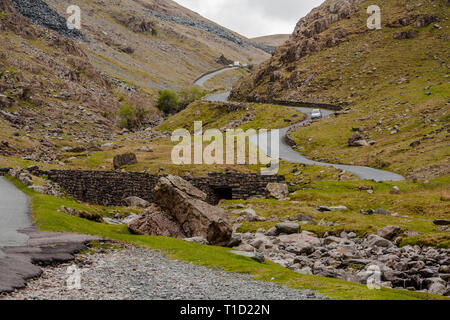 Die beeindruckende Honister Pass im Nationalpark Lake District, Cumbria, England mit seinen verwinkelten Straßen und unwegsamen Gelände Stockfoto