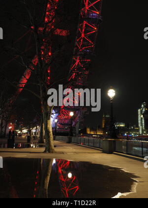 London Eye in einer Pfütze widerspiegelt - London Stockfoto