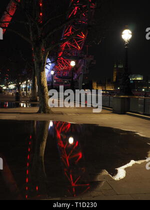 London Eye in einer Pfütze widerspiegelt - London Stockfoto