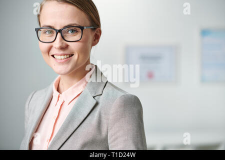 Frau vor der Kamera Stockfoto