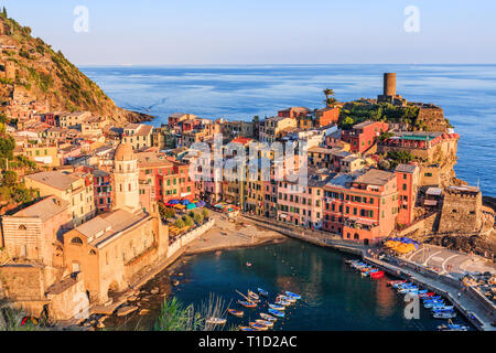 Vernazza, Cinque Terre Vernazza, Italien auf die Cinque Terre Küste bei Sonnenuntergang. Stockfoto