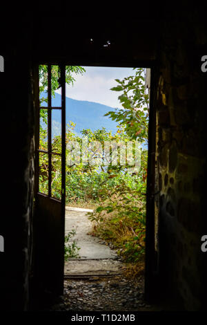 Berengaria Hotel und die umliegenden Berge Wald - verlassene Gebäude in Prodromos, Zypern Stockfoto