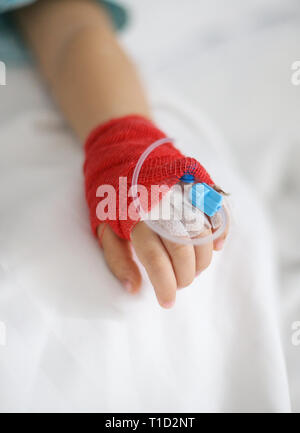 Details mit einer Kanüle in der Hand des kranken Mädchens in eine Kinderklinik finden Stockfoto