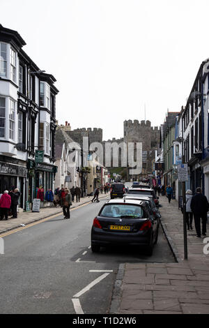 Ein Blick auf die Castle Street in der antiken Stadt Conwy in Nordwales mit Conwy Castle am Ende Stockfoto