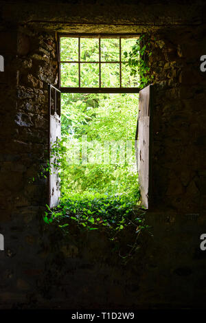 Berengaria Hotel und die umliegenden Berge Wald - verlassene Gebäude in Prodromos, Zypern Stockfoto