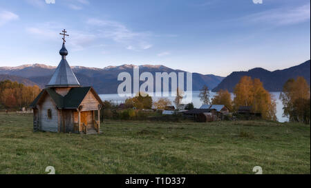 Typische russische Kirche in den Bergen, in der Nähe von Teletskoe See. Slowenien Stockfoto