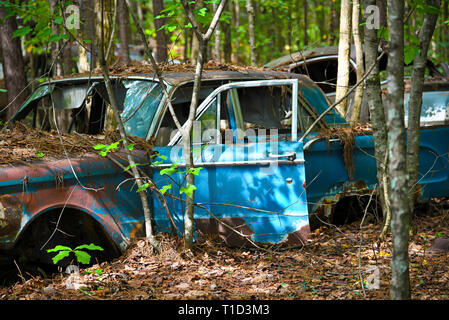 Weiß, GA/USA - Oktober 27, 2018 - Close-up Bild eines alten Schrott Auto in einem Junk Yard Stockfoto