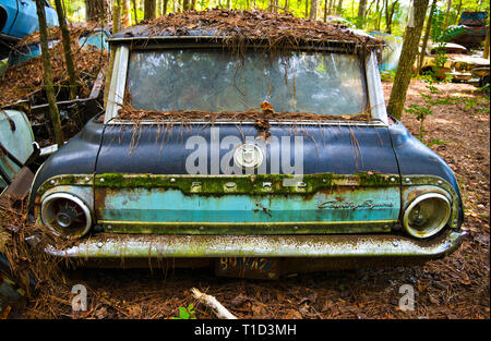 Weiß, GA/USA - Oktober 27, 2018 - Close-up-Bild der Rückseite einer alten Schrott Kombi in einem Junk Yard Stockfoto