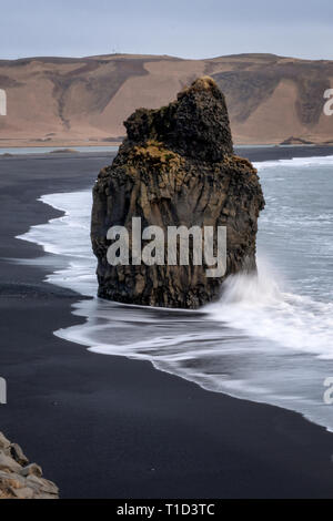 Wellen gegen Meer Stack, Island brechen Stockfoto