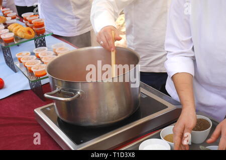 Kochvorführung von Ritz Carlton Köche, Tomate, Festival, Bauernmarkt, Budaiya, Königreich Bahrain Stockfoto