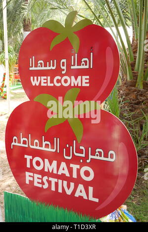 Zweisprachiges Schild in Arabisch und Englisch auf die Tomate Festival, Bauernmarkt, Budaiya, Königreich Bahrain Stockfoto