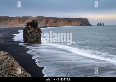 Wellen Brechen Gegen Sea Stack, Island, Lange Exposition Stockfoto