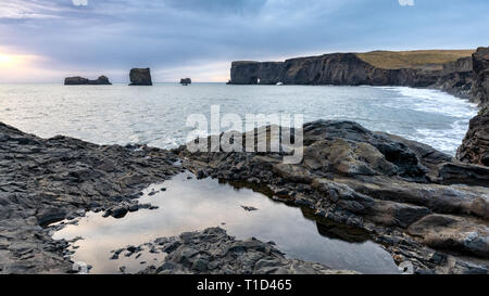 Sea Stacks und Wellen, Island Stockfoto