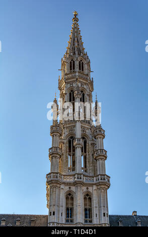 Der Turm des Brüsseler Rathaus in Brabantine gotischen Stil mit üppig pinnacled achteckigen Openwork. Oben auf dem Turm steht aus vergoldetem Metall Statue von Stockfoto