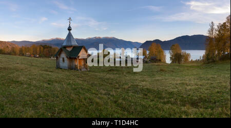 Typische russische Kirche in den Bergen, in der Nähe von Teletskoe See. Russland Stockfoto