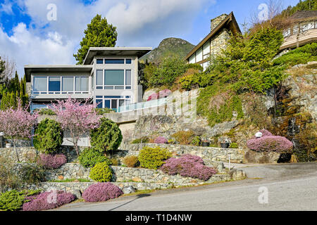 Häuser am Hang, Dorf von Lions Bay, British Columbia, Kanada Stockfoto