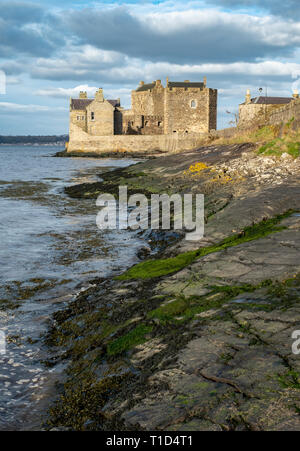 Blackness Castle am Ufer des Firth von weiter in der Nähe von Linlithgow. Es hat als Drehort und vor kurzem in der Outlander tv-Serie verwendet wurde. Stockfoto