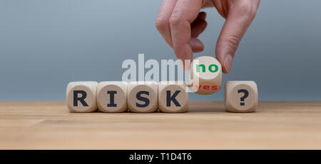 Ein Risiko eingeht? Hand einen Würfel und Änderungen das Wort "Ja" zu "Nein". Stockfoto