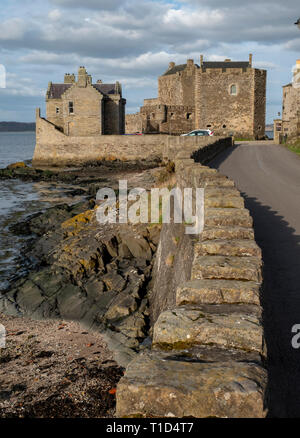 Blackness Castle am Ufer des Firth von weiter in der Nähe von Linlithgow. Es hat als Drehort und vor kurzem in der Outlander tv-Serie verwendet wurde. Stockfoto