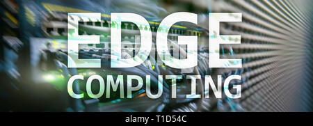 EDGE Computing, Internet und moderne Technologie Konzept auf modernen Serverraum Hintergrund. Stockfoto