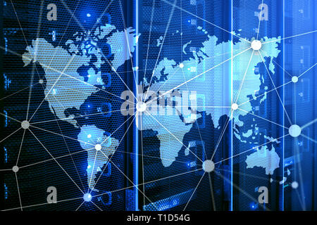 Weltkarte mit Kommunikation Netzwerk auf dem server Raumhintergrund Stockfoto