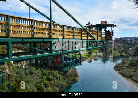 Taupo Bungy, Neuseelands höchsten Wasser in Berührung Bungy Jump über Waikato River Stockfoto