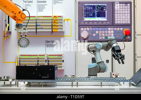 Industrielle Robotik arbeiten über Förderband auf smart factory, Terminal- und Control Panel Hintergrund, Industrie 4.0 Konzept Stockfoto