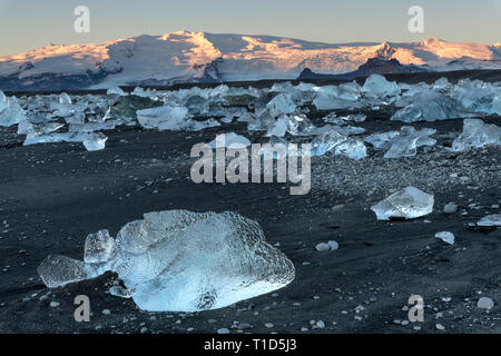 Eisberge auf dem Gletschersee Jökulsárlón Eisberg Strand (aka Diamond Beach), Island Stockfoto