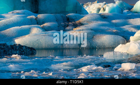 Eisberge in der Gletscherlagune Jokulsarlon, hinter Diamond Beach, Island Stockfoto