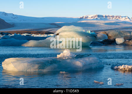 Eisberge in der Gletscherlagune Jokulsarlon, hinter Diamond Beach, Island Stockfoto