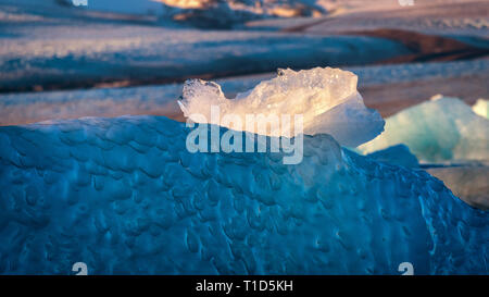 Eisberge in der Gletscherlagune Jokulsarlon, hinter Diamond Beach, Island Stockfoto