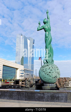 Downtown Cleveland, Ohio Convention Center und Hilton Hotel in der Nähe von Memorial Plaza, wo die "Brunnen des ewigen Lebens" hat den Himmel seit 1964 erreicht. Stockfoto